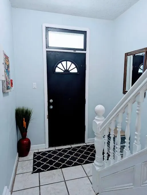 Main Floor 2 Beds Free Parking Apartment Winnipeg